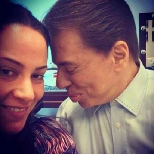 Silvio Santos manda beijinho no ombro de Silvia Abravanel.