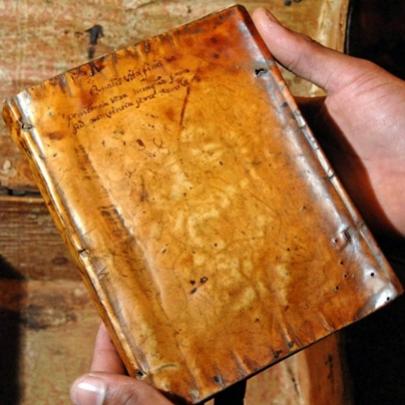 Livros antigos encapados com pele humana