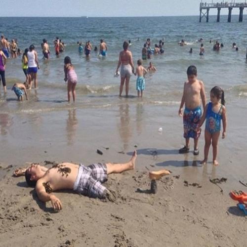 10 pessoas que sabem realmente como se divertir na praia .