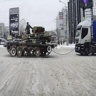 Russos improvisam um pouco e utilizam Tanque de Guerra pra puxar um...