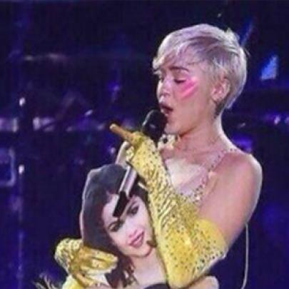 Miley Cyrus pega boneco de Selena Gomez e atira no chão