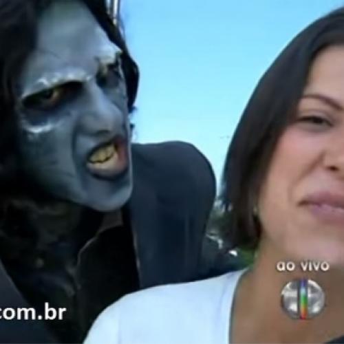 Zumbi dá susto ao vivo em repórter da Globo.