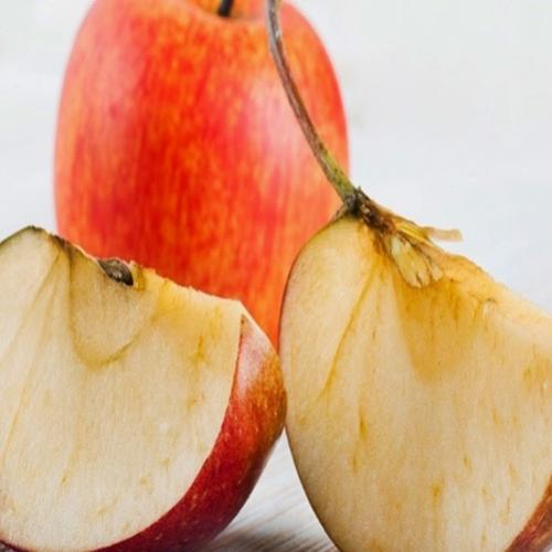 Por que as maçãs ficam marrons depois de cortadas?