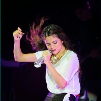 Selena Gomez se descuida e mostra demais!