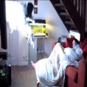 Homem faz pegadinha com “fantasma” saindo da TV e quase mata namorada 