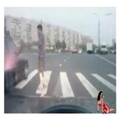 Na Rússia, atravessar na faixa de pedestre pode ser perigoso!