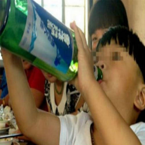 Conheça a criança chinesa de dois anos alcoólatra