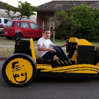 Este carro foi construído com 500 mil peças de Lego