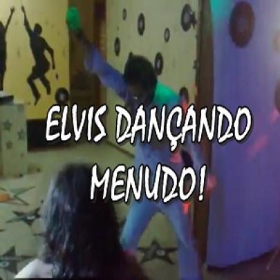 Elvis dançando menudo!