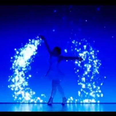 Dançarinas Japonesas interagindo com luzes em uma performance hipnotiz