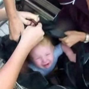 Bebê é resgatado de enchente na Austrália