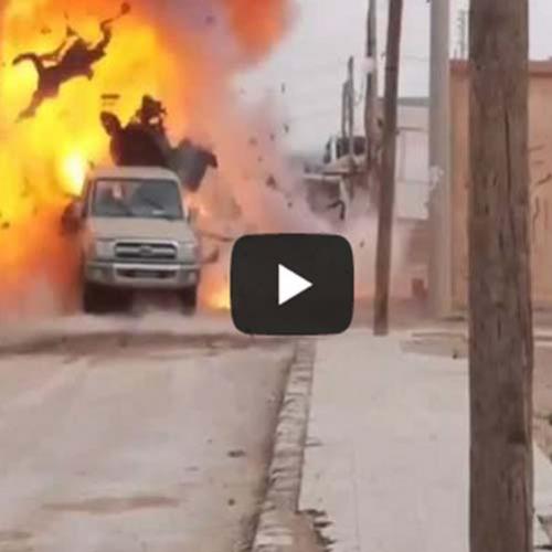Jeep explode com impacto de um RPG na Síria
