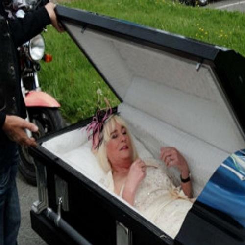 Noiva chega ao casamento dentro de um caixão!